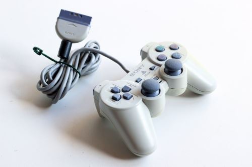 [PS1] Drátový Ovladač Sony Dualshock - bílý (nažloutlý)