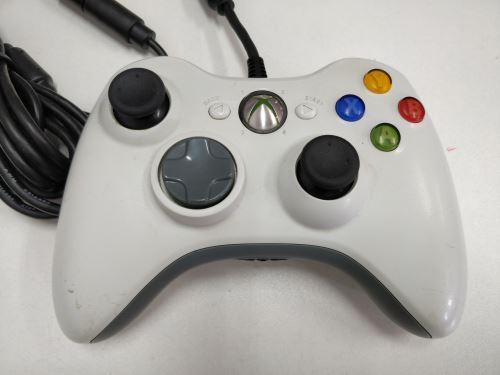 [Xbox 360] Drátový Ovladač Microsoft - bílý (estetická vada)