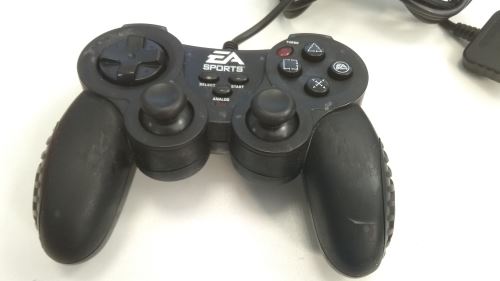 [PS2] Drátový Ovladač EA Sports - Limitovaná Edice, černý (estetická vada)