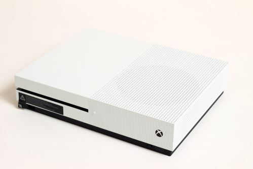 Xbox One S 1TB (Plná verze s DVD mechanikou) (estetická vada)