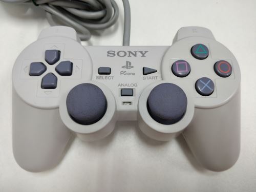 [PS1] Drátový Ovladač Sony Dualshock - bílý (různé estetické vady)