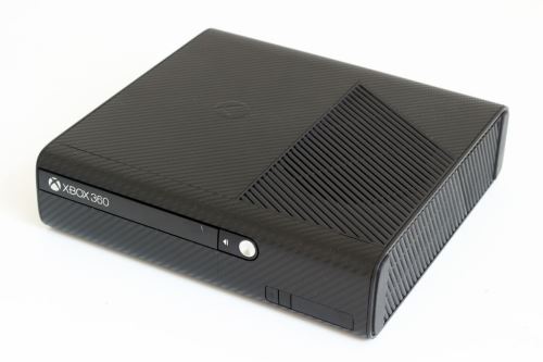 Xbox 360 E Stingray 500GB - černý karbon (estetická vada)