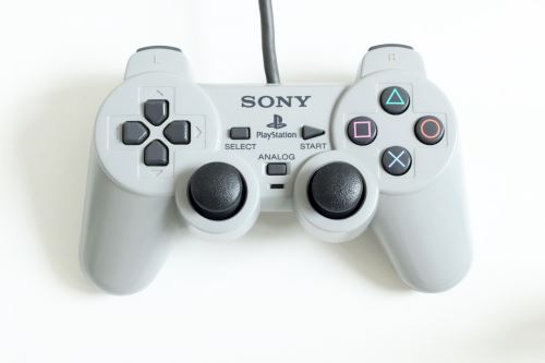 [PS1] Drátový Ovladač Sony Dualshock - šedý (estetická vada)