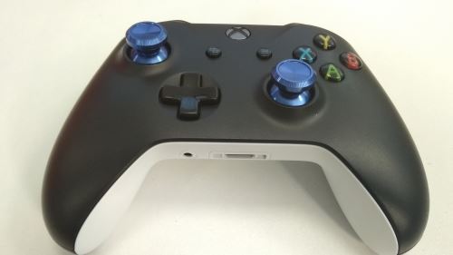 [Xbox One] S Bezdrátový Ovladač - černobílý s modrými páčkami