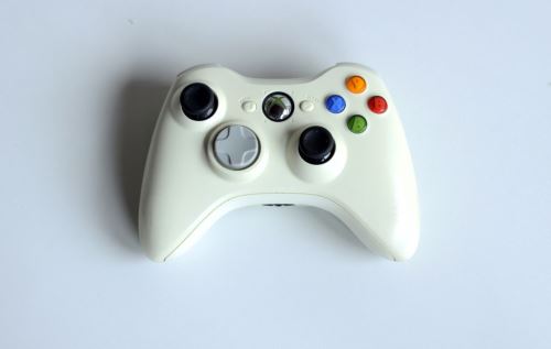 [Xbox 360] Bezdrátový Ovladač Microsoft - bílý s černými páčkami