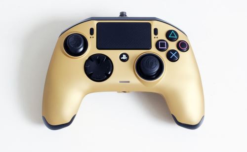 [PS4] Drátový ovladač Nacon Revolution Pro Controller - zlatý (estetická vada)