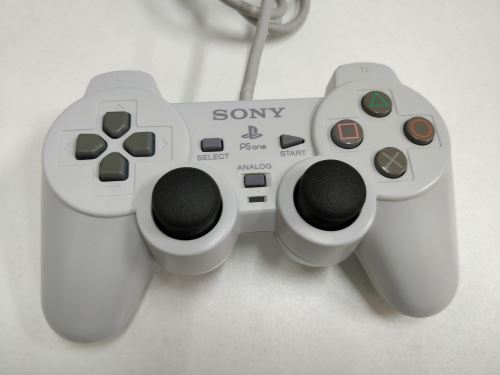 [PS1] Drátový Ovladač Sony Dualshock - šedý (estetická vada)