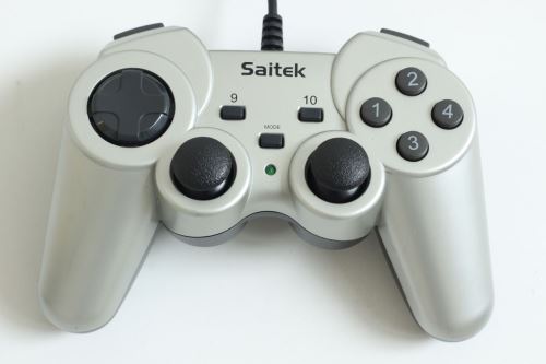 [PS3][PC] Drátový Ovladač Saitek - šedý (estetická vada)