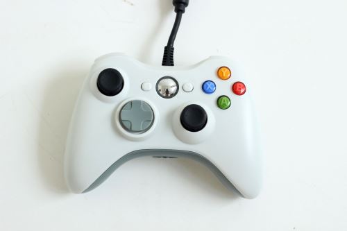 [Xbox 360] Drátový Ovladač - bílý (estetická vada)