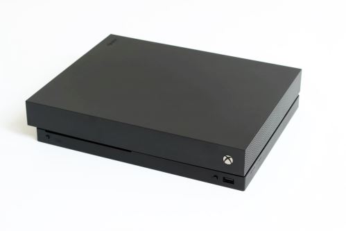 Xbox One X 1TB (estetická vada)